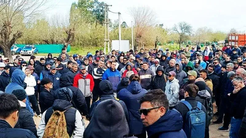 Trabajadores de Granja Tres Arroyos en la puerta de la planta La China en Concepción del Uruguay