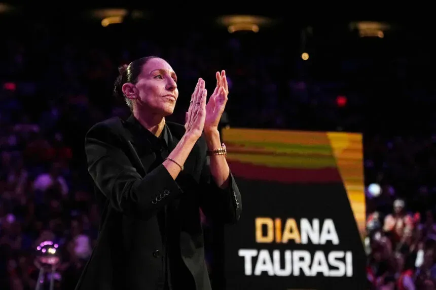 Diana Taurasi durante la ceremonia de despedida en Phoenix