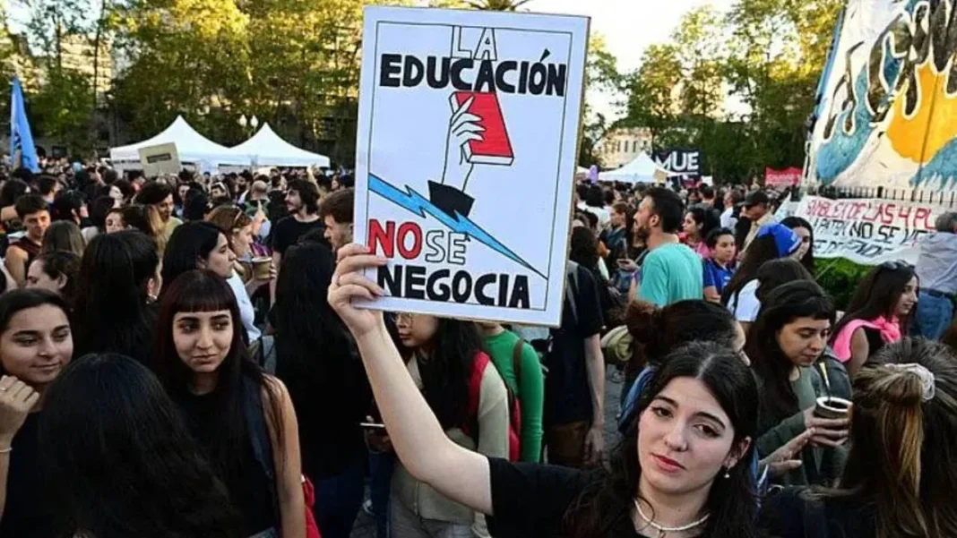 Docentes de la UNR en asamblea durante paro