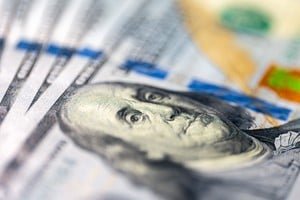 Cotización del dólar en una pizarra