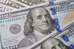 Cotización del dólar en pizarra de casa de cambio