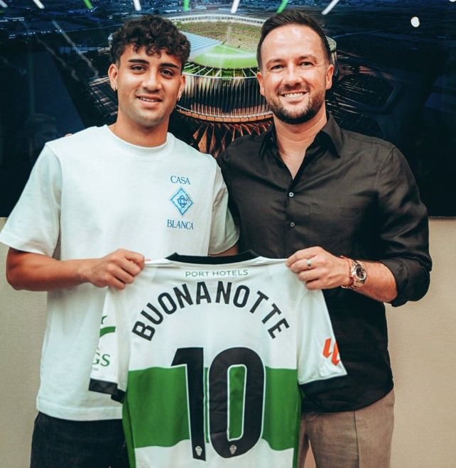 Dos futbolistas argentinos posan con la camiseta de su nuevo club en España