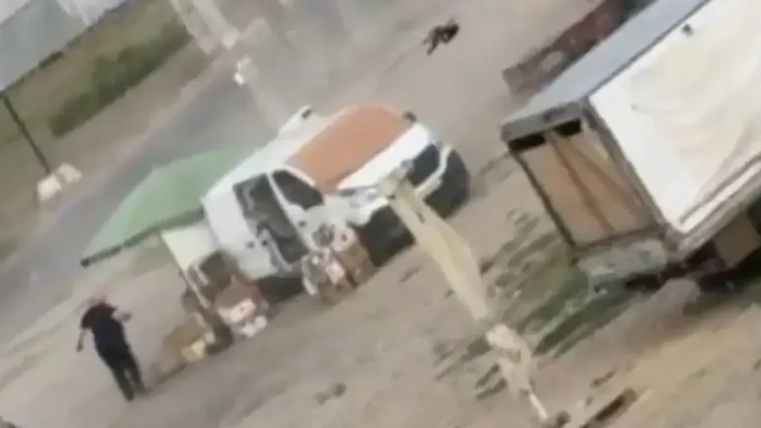 Video de un dron ruso atacando a un vendedor en un mercado de Jersón, Ucrania