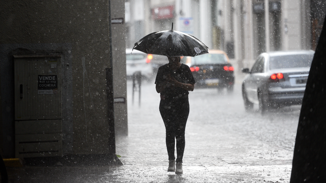 Vivienda con techo y canaletas en preparación para tormentas