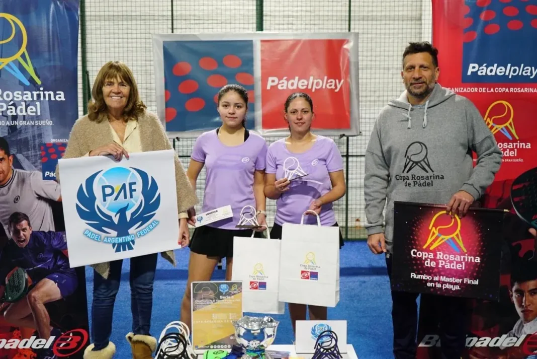 Jugadores de pádel en una cancha en Santa Fe