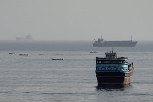 Buque petrolero navegando en el estrecho de Ormuz