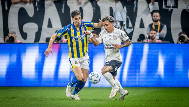 Jugador de Rosario Central remata al arco