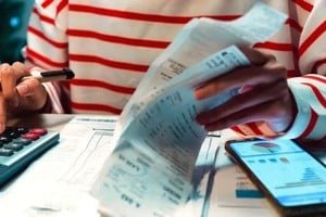 Sesión del Congreso con legisladores debatiendo proyectos sobre endeudamiento