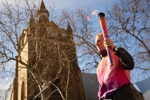 Federico Lussenhoff sosteniendo la Antorcha Suramericana en Venado Tuerto