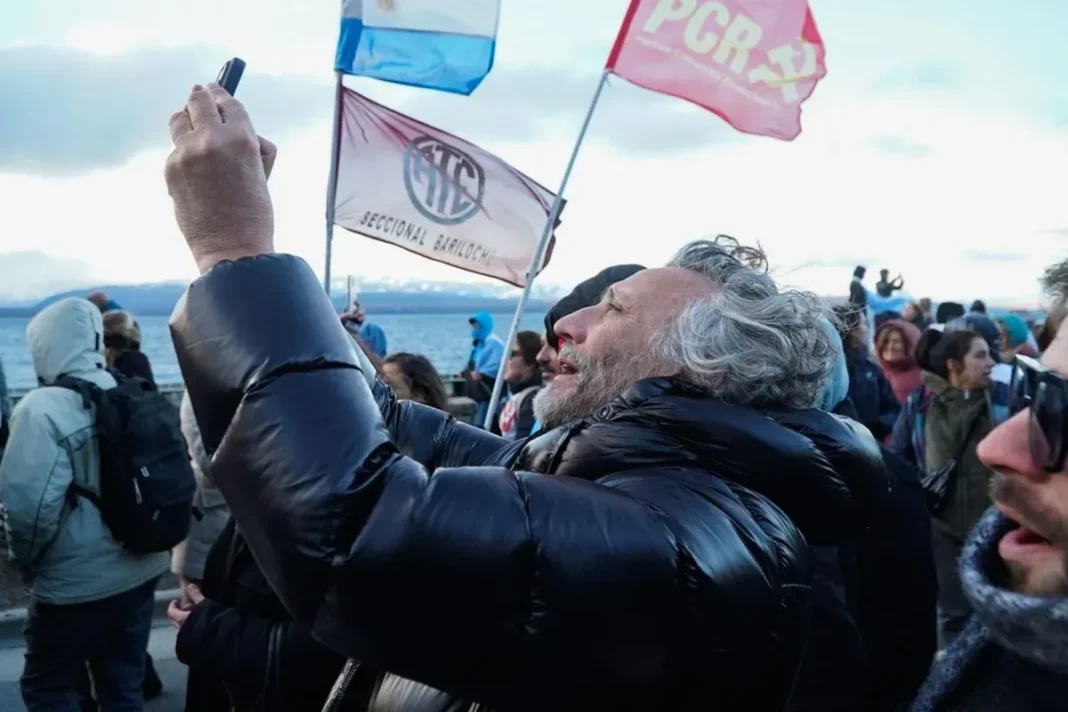 Fito Páez durante la marcha en Bariloche