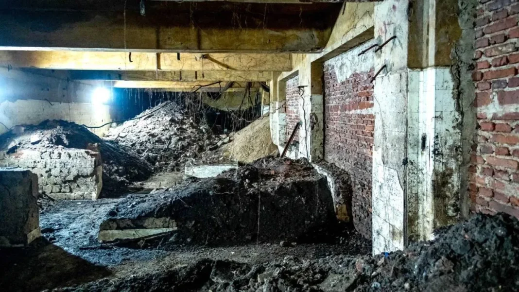Obras de remodelación en la Plaza de la Cooperación con estructuras subterráneas visibles