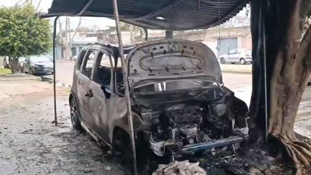 Automóvil incendiado frente a una vivienda en Santa Fe