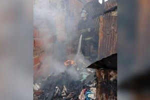 Vivienda precaria incendiada en barrio 12 de Octubre de Santa Fe
