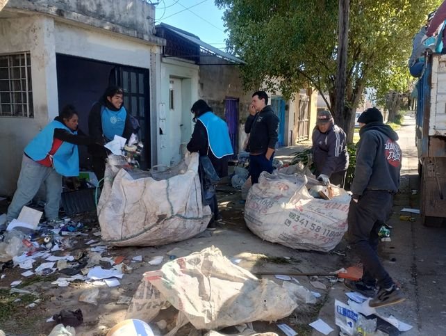 Camión municipal retirando residuos de una vivienda en Barra al 900, Santa Fe