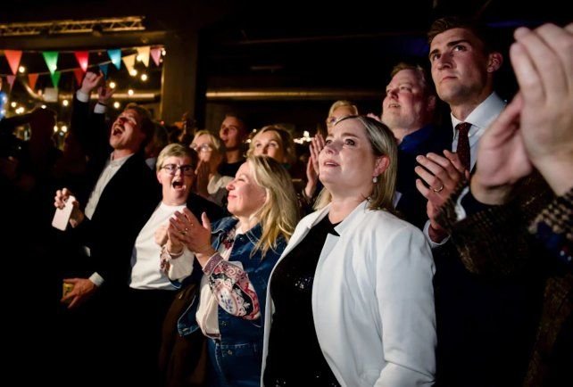 Urna electoral con bandera de Islandia