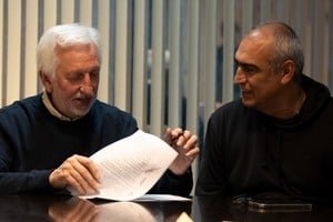 Iván Delfino firmando su contrato con Colón