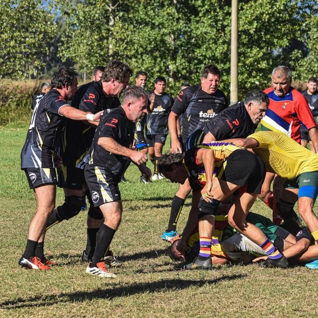 Jugadores veteranos de Jovatos Rugby en un partido