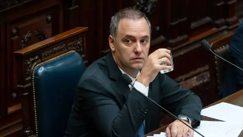 Manuel Adorni, ex vocero presidencial, en una conferencia de prensa