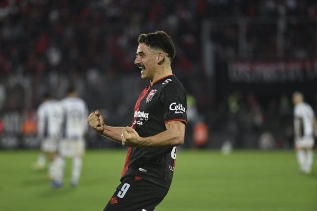 Matías Cóccaro celebra un gol con la camiseta de Newell's