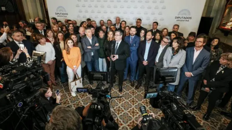 Diputados opositores reunidos en el Salón de Pasos Perdidos del Congreso