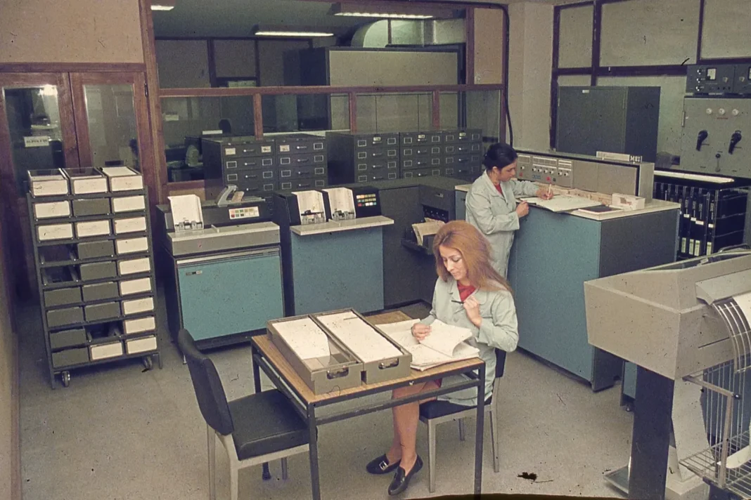 Mujeres trabajando en el centro de cómputos IBM de La Vigil en Rosario, década de 1960