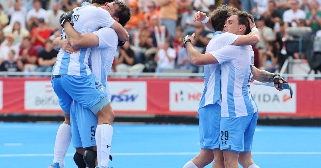 Los Leones celebrando la medalla de bronce en el Mundial de hockey sobre césped
