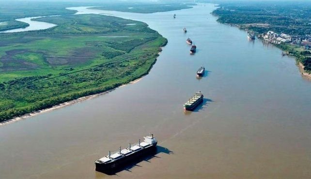 Puerto con grúas y contenedores