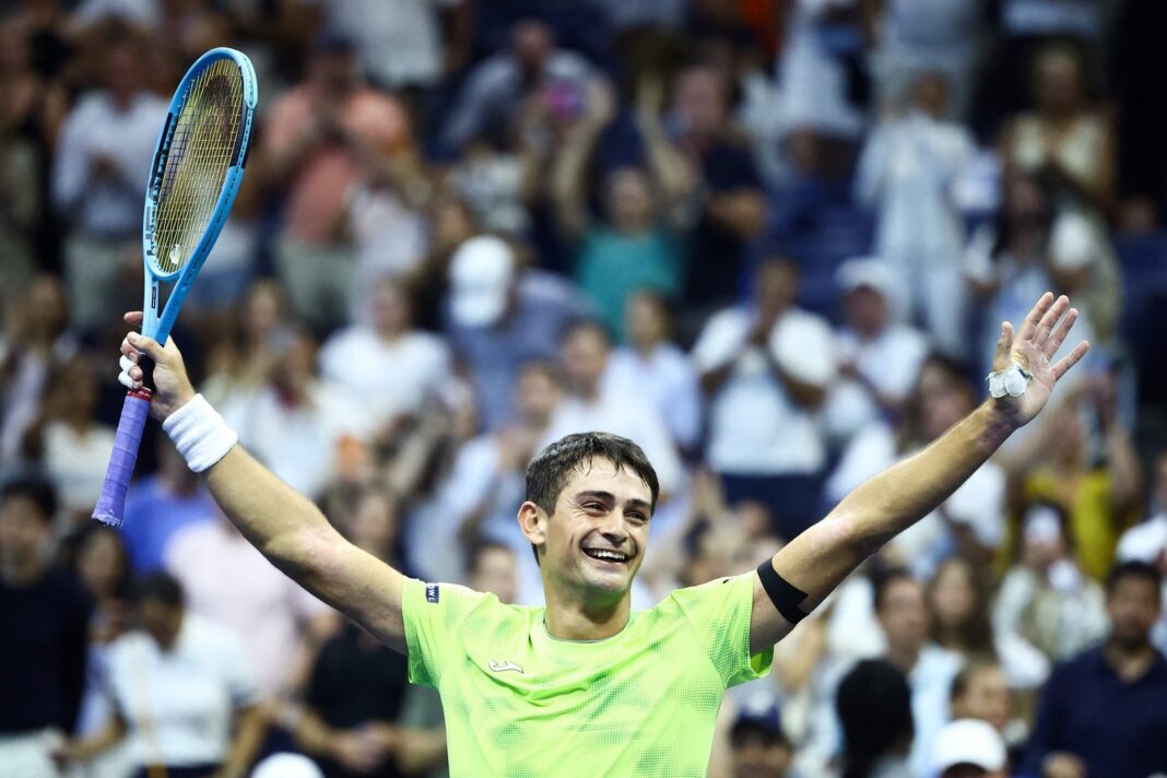 Mariano Navone celebrando su victoria ante Novak Djokovic en el US Open