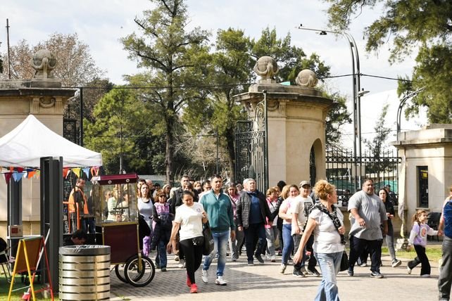 Personas recorren los stands del Outlet Rosario en la ex Sociedad Rural