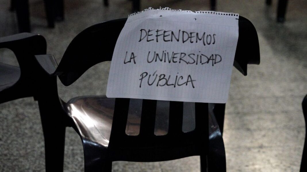 Estudiantes y docentes en protesta por financiamiento universitario en Rosario