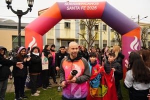 Javier Mascherano llevando la Antorcha Suramericana en San Lorenzo