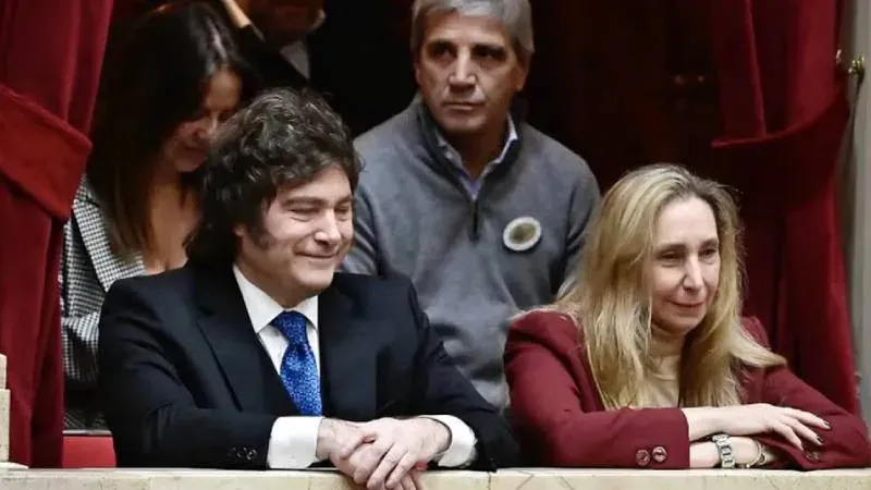 Javier Milei y Federico Sturzenegger en un acto oficial