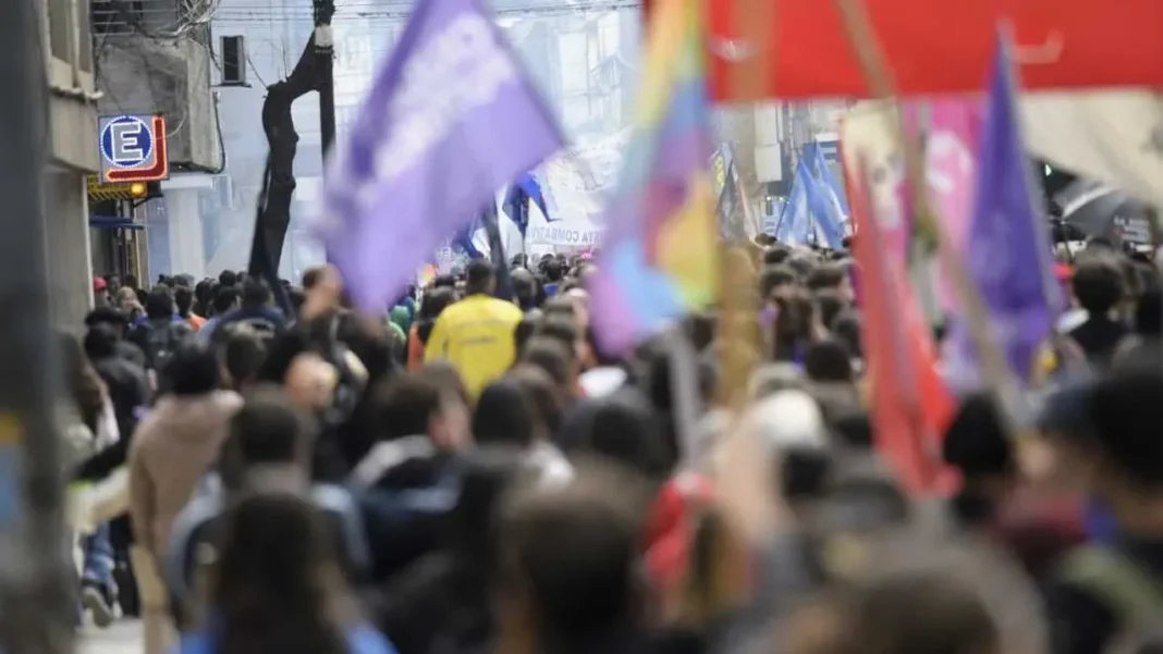 Manifestantes marchando por las calles de Santa Fe con carteles contra la violencia de género