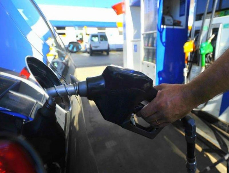 Surtidor de nafta en una estación de servicio de Rosario