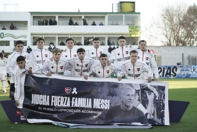Jugadores de Newell's con bandera de apoyo a la familia Messi