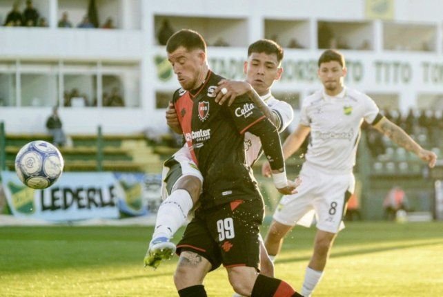 Partido entre Newell's y Defensa y Justicia en Florencio Varela