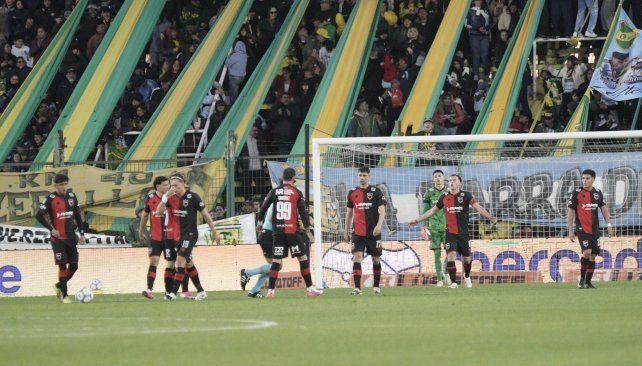 Newell's Old Boys vs Defensa y Justicia en el estadio Norberto Tomaghello