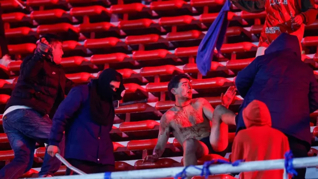 Hinchas en la tribuna del estadio Libertadores de América durante incidentes