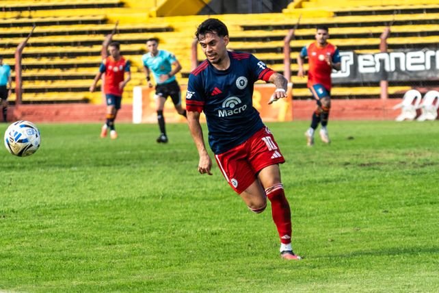 Jugadores de Central Córdoba y Leones FC en partido de Primera C