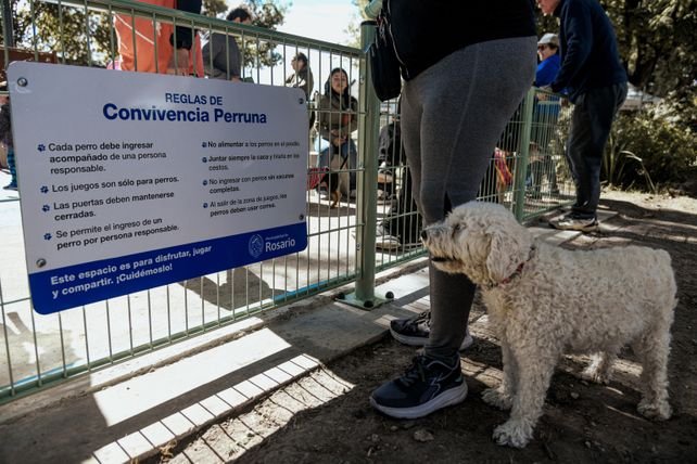 Plaza renovada en Rosario con juegos infantiles y pisos de goma
