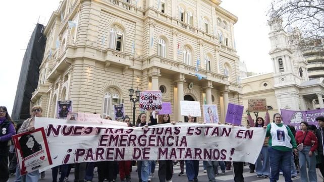 Marcha contra femicidios en Rosario con carteles y banderas