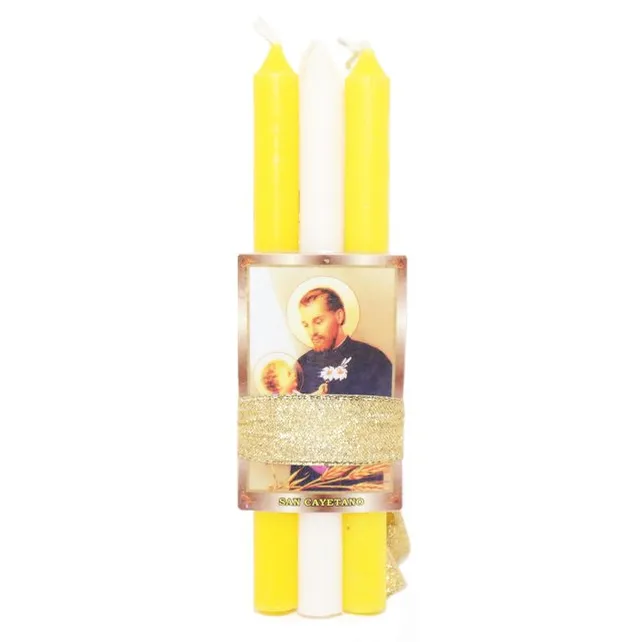 Imagen de San Cayetano con velas amarillas