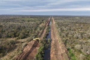 Máquinas trabajando en la limpieza del Canal Malaquías en Santa Fe