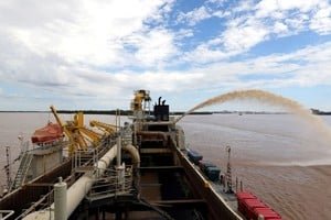 Vista del río Paraná con embarcaciones de carga