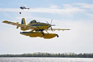 Avión hidrante Air Tractor Fire Boss sobre el río Paraná durante las pruebas operativas