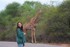 Victoria Rosso con animales salvajes en Sudáfrica