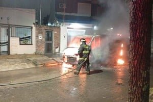 Vehículo utilitario incendiado en barrio Los Hornos, Santa Fe