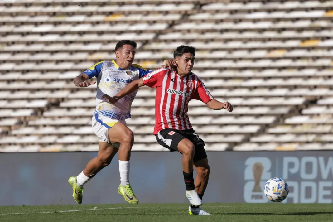 Partido de fútbol entre Rosario Central y Estudiantes de La Plata