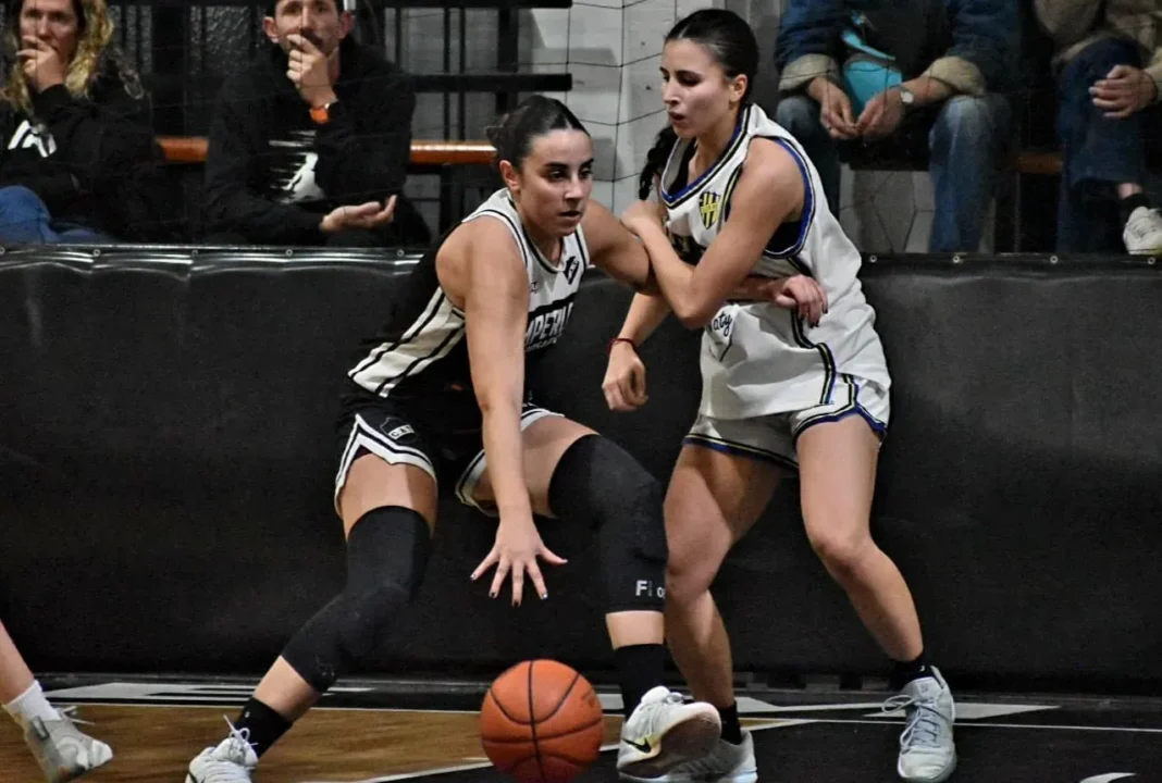 Partido de básquet femenino entre Temperley y Talleres
