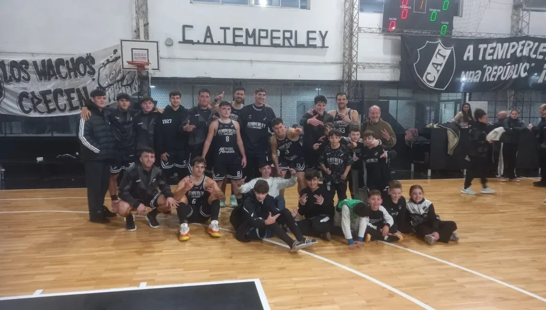 Partido de básquet entre Temperley y Gimnasia en la Superliga rosarina